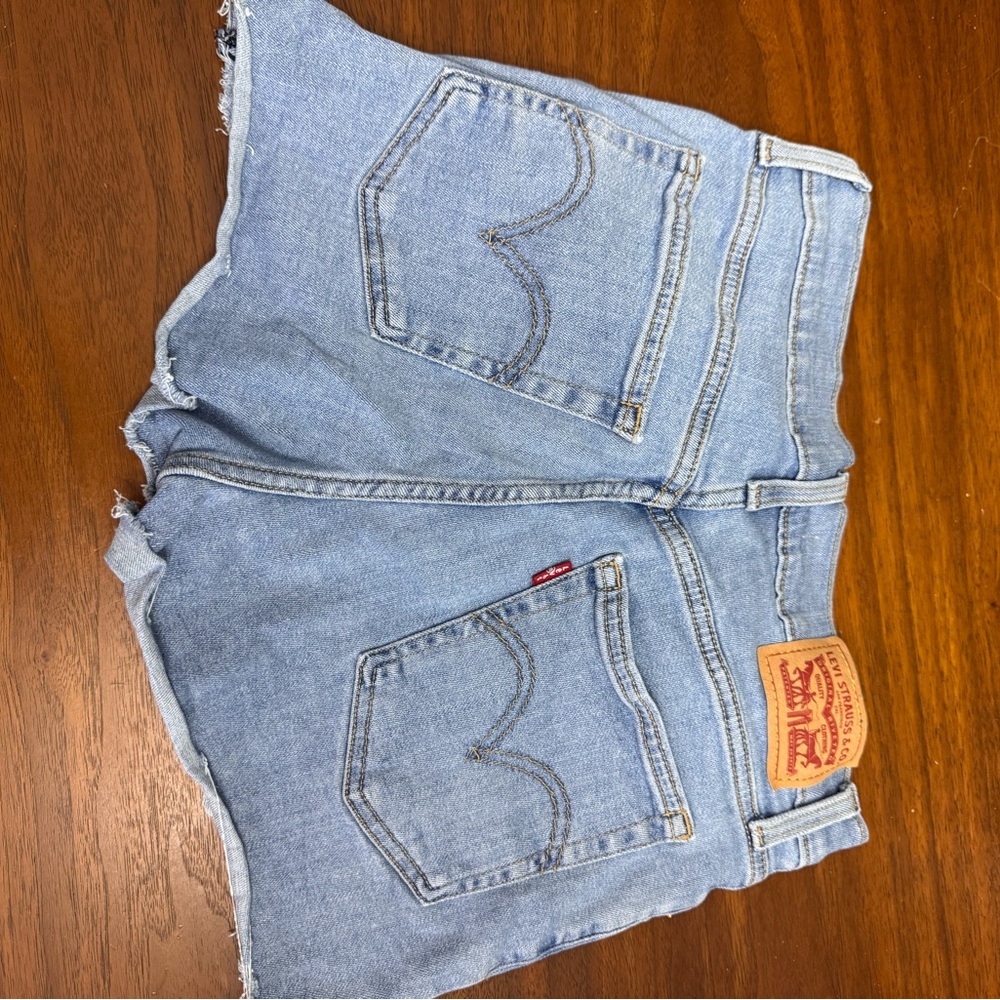 Levi’s high rise Denim Shorts - Picture 4 of 4